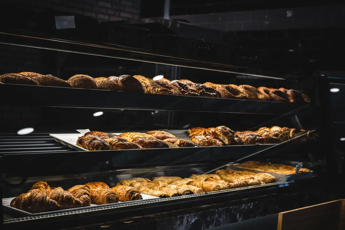 Rafturi cu produse de patiserie coapte, în care se pot ascunde gluten, ou sau lapte