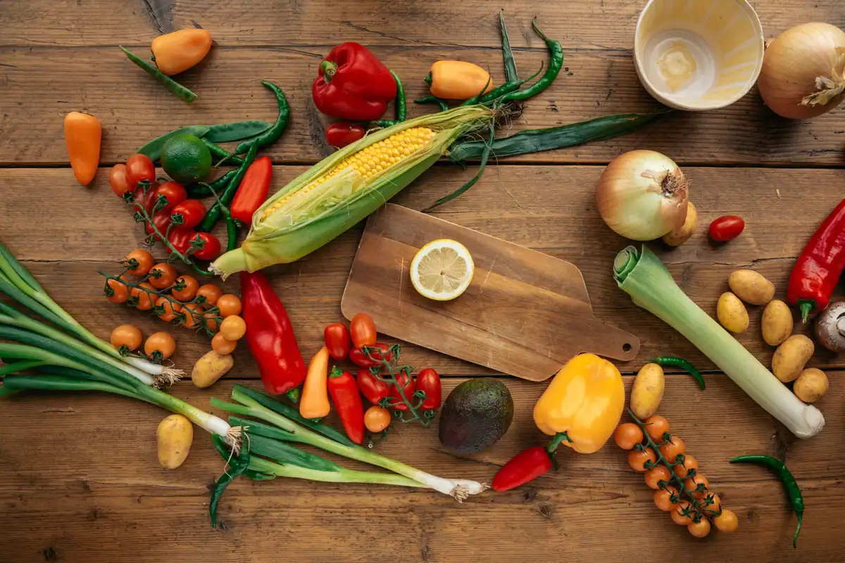Legume și fructe proaspete pe o masă de lemn, alimente neprocesate pentru comparație
