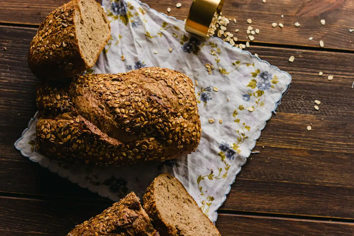 Pâine integrală cu ovăz pe o față de masă, exemplu de carbohidrați complecși