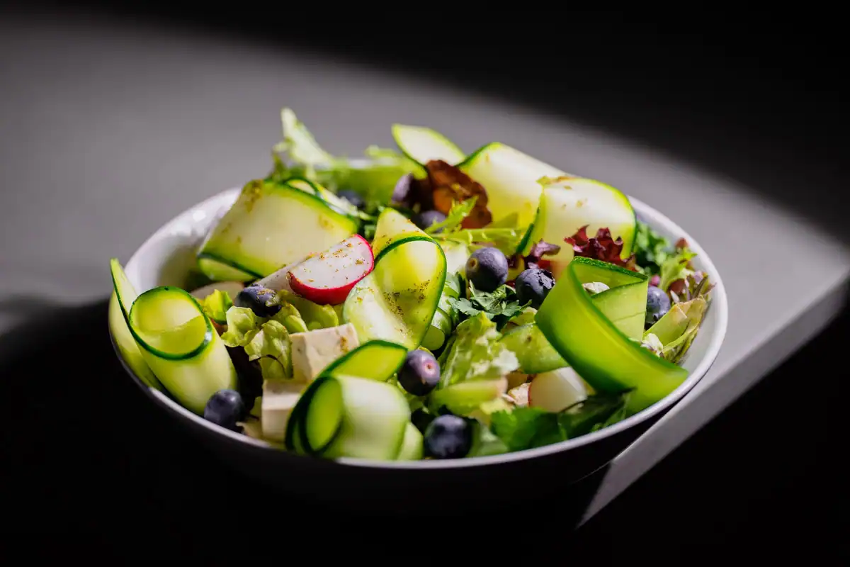 Salată cu felii de dovlecel, ridichi, afine și brânză, aliment cu densitate nutritivă ridicată