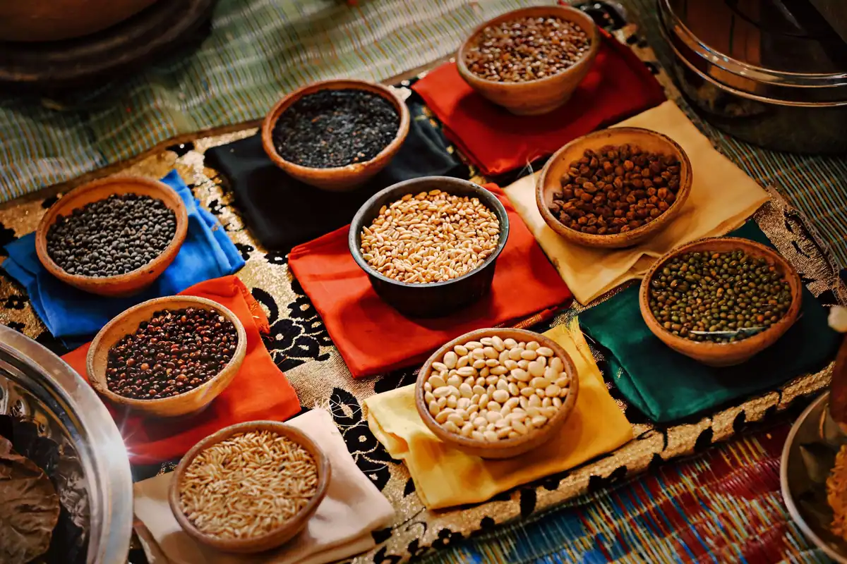 Cereale și fasole în boluri colorate, surse de fibre alimentare solubile și insolubile