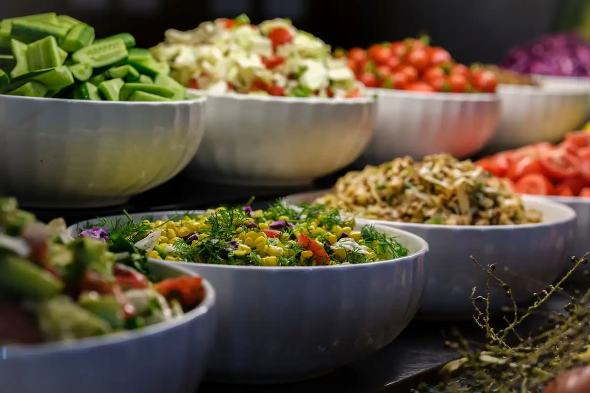 Salate și legume proaspete în boluri ceramice, alimente cu puține calorii