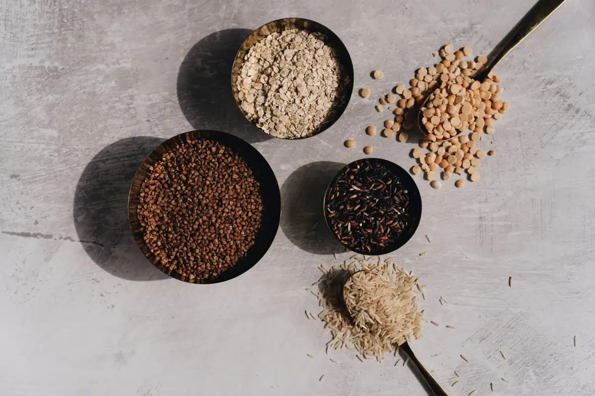 Cereale și leguminoase în boluri pe o suprafață de piatră, surse de carbohidrați