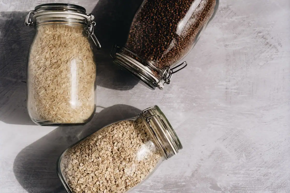 Orez, ovăz și hrișcă în borcane de sticlă, cereale cu gluten sau fără gluten