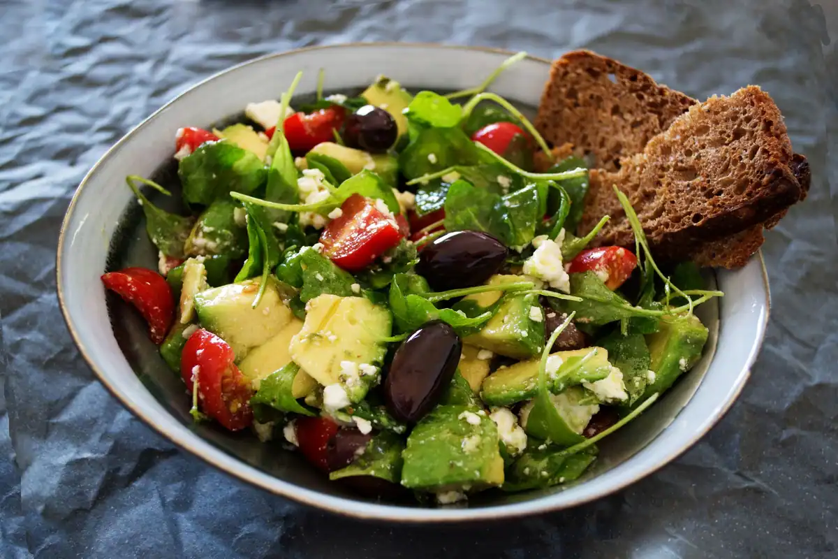 Salată cu avocado, brânză și măsline, masă cu grăsimi nesaturate