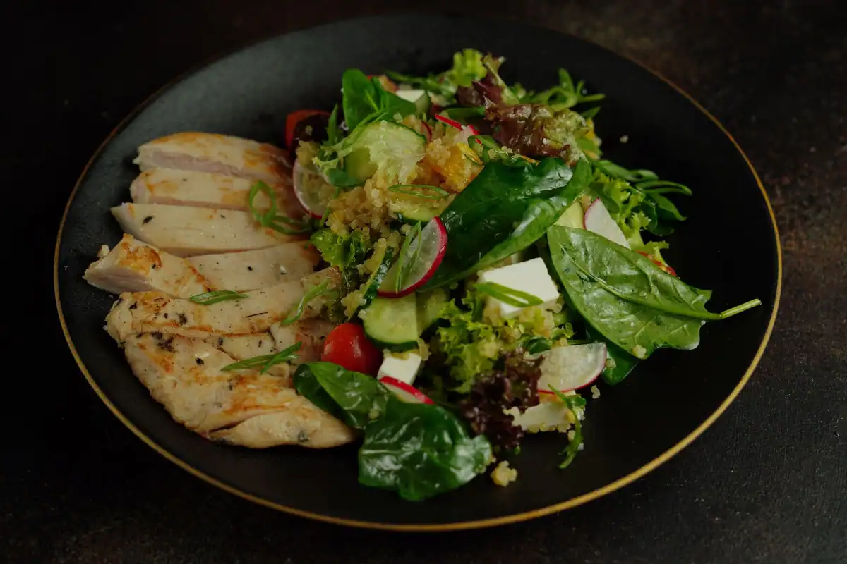 Salată cu piept de pui la grătar, quinoa și legume, cină ușoară seara