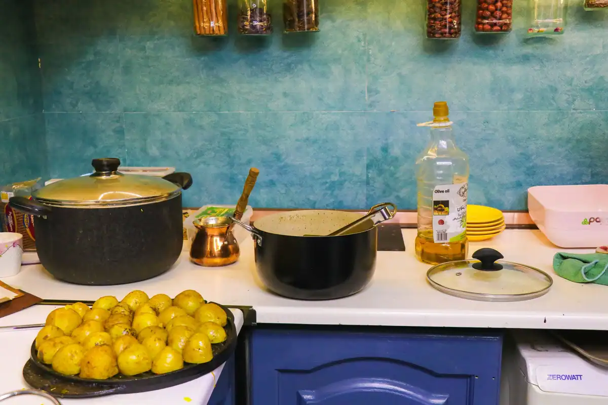 Bucătărie cu oale, cartofi și condimente, ingrediente bogate în potasiu