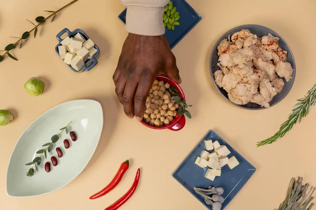 Ingrediente vegetale precum năut, tofu și ierburi, surse de proteine fără carne