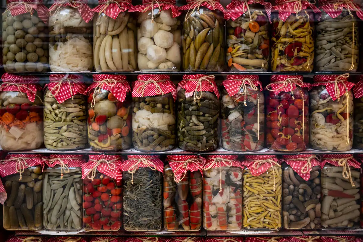 Rafturi cu murături în borcane, alimente conservate cu mult sodiu
