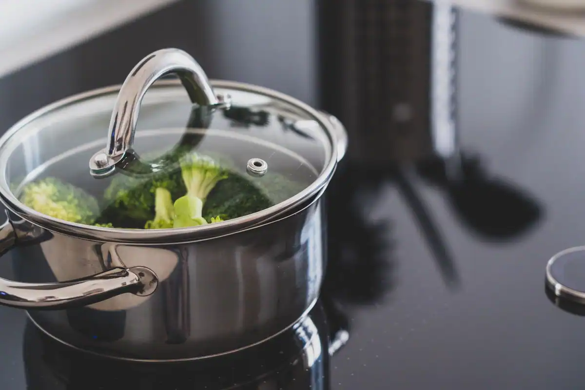 Broccoli fiert la abur într-o oală de inox cu capac de sticlă