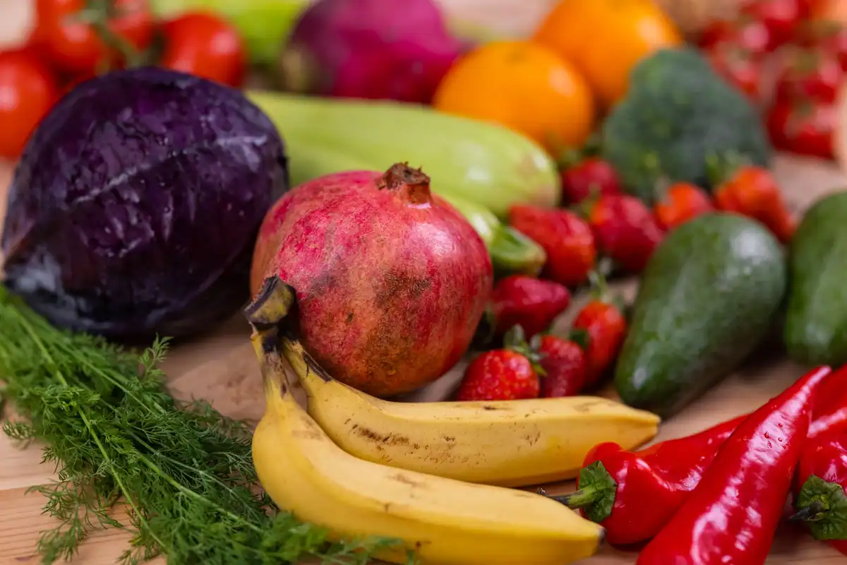 Fructe și legume colorate pe o masă, surse variate de vitamine